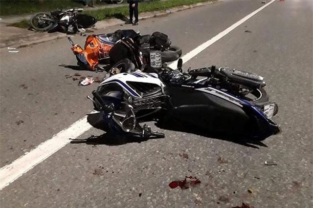 4 công nhân nguy kịch sau tai nạn xe máy liên hoàn