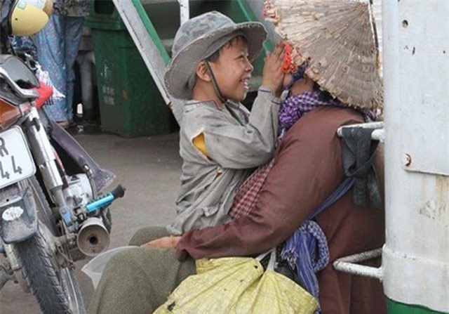 Nụ cười của đứa trẻ ăn xin dành cho mẹ trên chuyến phà mưu sinh xuôi ngược 