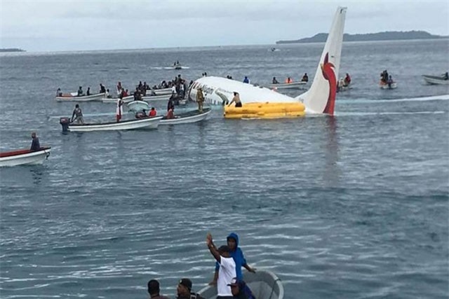 Có 4 người Việt trên máy bay trượt khỏi đường băng lao xuống biển