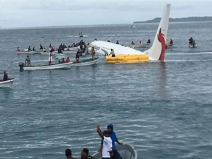 Có 4 người Việt trên máy bay trượt khỏi đường băng lao xuống biển