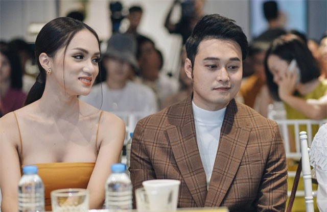 Hoa hậu Hương Giang khoe ngực gợi cảm bên Quang Vinh