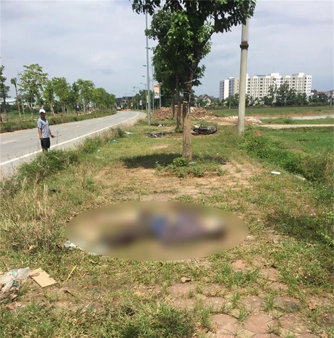 Phát hiện thi thể người đàn ông ngoại quốc ven đường ở Hà Nội. Người dân đi đường phát hiện thi thể một người đàn ông ngoại quốc nằm ven đường, gần đó là chiếc xe máy hư hỏng nặng. (CHI TIẾT)