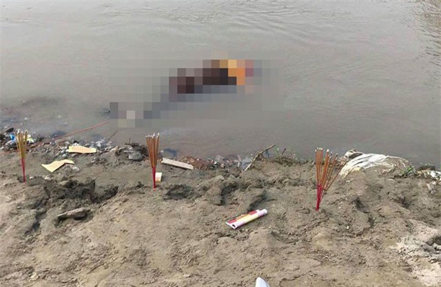 Thi thể thanh niên khoả thân trôi nổi dưới sông Sài Gòn