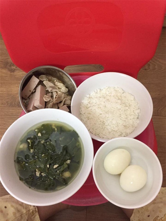 Chê cơm cữ mẹ chồng nấu 'không nuốt nổi', mẹ trẻ bị hội chị em xông vào mắng mỏ