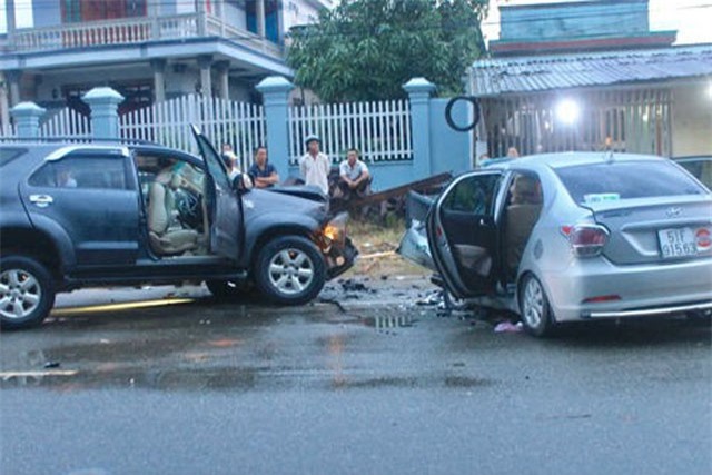 Hai xế hộp tông nhau trực diện, đầu xe nát bét khiến 8 người thương vong