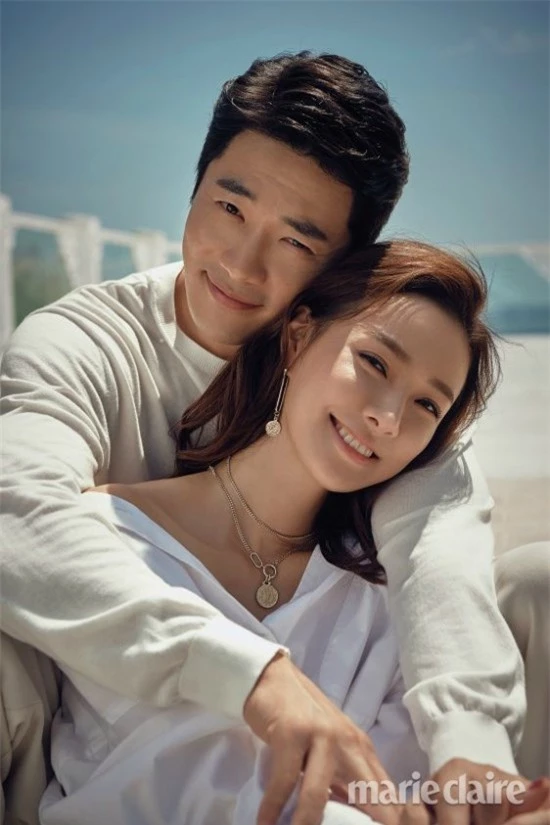 Đầu tháng 9, Kwon Sang Woo cùng vợ và hai con tới Bali chụp bộ hình cho tạp chí Marie Claire số mới để kỷ niệm 10 năm hôn nhân viên mãn. Son Tae Young chia sẻ, 10 năm là một dấu mốc hết sức đặc biệt với vợ chồng cô, vì thế, hai người quyết định nhận lời đưa con xuất hiện trong bộ ảnh. Đây là lần đầu tiên Rok Hee, Ri Ho xuất hiện công khai trên mặt báo. 