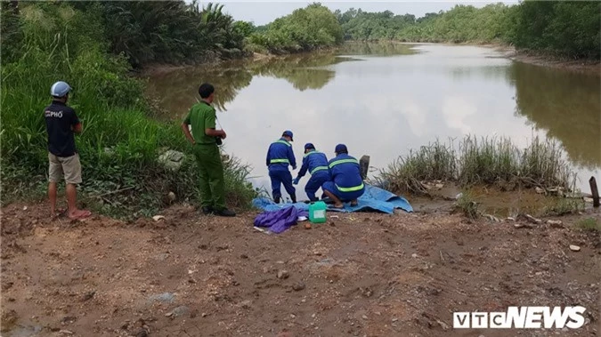 Phát hiện thi thể nam giới xăm mình trôi dưới sông Rạch Chiếc. Nhiều người dân đã phát hiện và trình báo cho cơ quan chức năng về việc phát hiện thi thể nam giới xăm mình trôi nổi trên sông Rạch Chiếc. (CHI TIẾT)