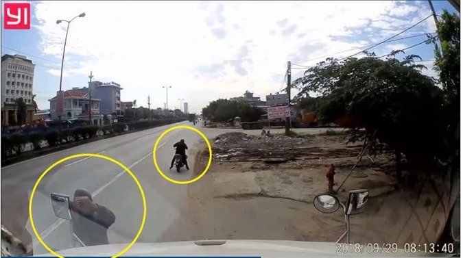 Clip: 'Đạo chích' công khai vặt gương xe container ngay bên đường