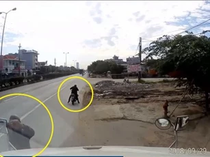 Clip: 'Đạo chích' công khai vặt gương xe container ngay bên đường
