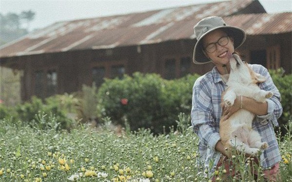 Rời bỏ phố thị, cô gái Sài Gòn lên Đà Lạt cùng bạn trai xây dựng khu vườn giữa núi rừng hoang vu dành cho thú cưng