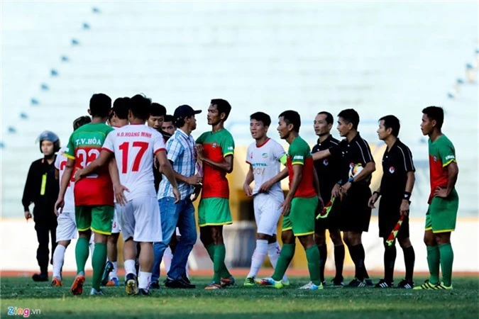 Bui Tien Dung toa sang, 'hau due The Cong' tro lai V.League hinh anh 13