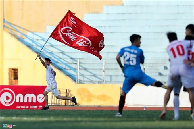 Bui Tien Dung toa sang, 'hau due The Cong' tro lai V.League hinh anh 14