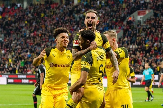 Dortmund vươn lên dẫn đầu.