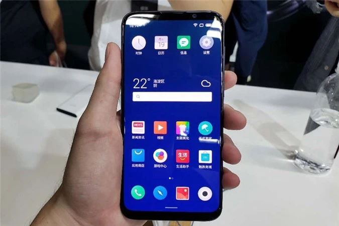 16 X sử dụng tấm nền màn hình Super AMOLED kích thước 6 inch, độ phân giải Full HD Plus (2.160x1.080 pixel), mật độ điểm ảnh 402 ppi. Màn hình này được chia theo tỷ lệ 18:9 và không chạy theo xu hướng “tai thỏ”. 