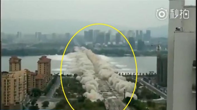 Clip: Cận cảnh cây cầu Ji'an Ganjiang hóa 'những mảnh vụn'