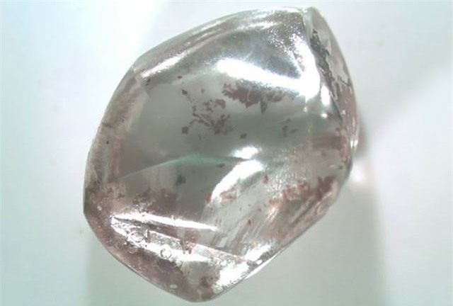 Đi chơi công viên, cụ bà nhặt được viên kim cương lớn