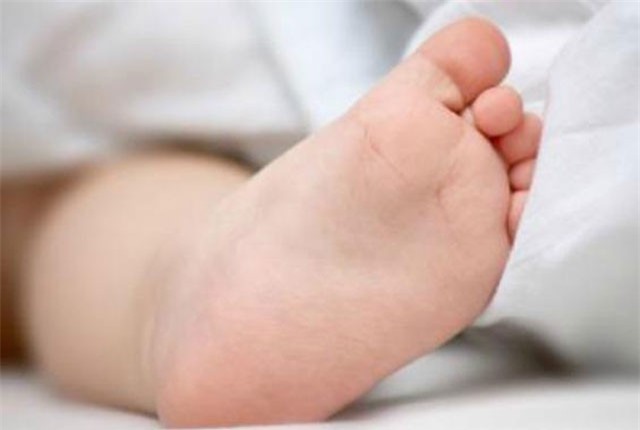 Ông bà phát hiện 2 cháu nội chết trong phòng ngủ