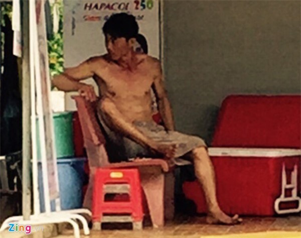 Clip: Người đàn ông nghi ngáo đá, đập phá tài sản người dân