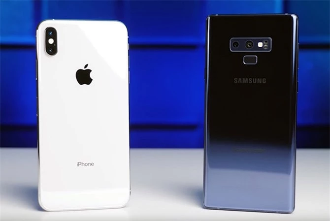 iPhone Xs Max và Samsung Galaxy Note 9 đều được trang bị camera kép ở mặt lưng.