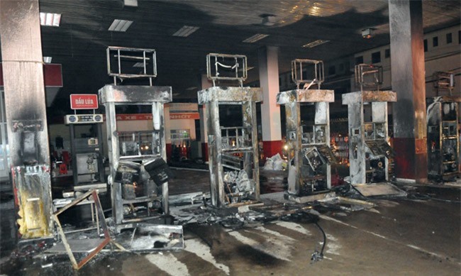 Cây xăng bùng cháy dữ dội, nhiều người quăng xe tháo chạy