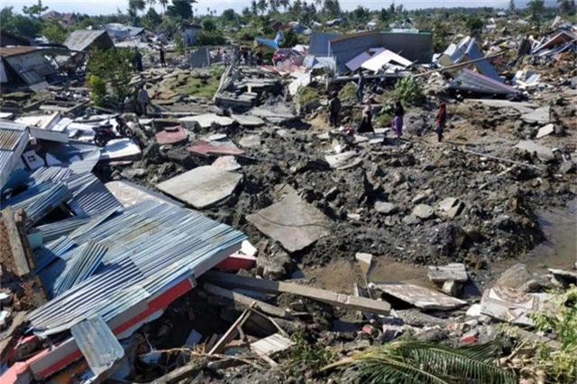 
Cảnh đổ nát trên đảo Sulawesi sau thảm họa kép. (Ảnh: Reuters)
