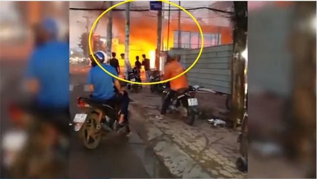 Clip: Cây xăng ở TP HCM bị thiêu rụi, người dân hoảng loạn tháo chạy