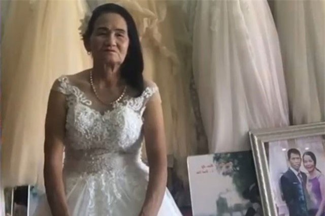 Nghệ An: Cô dâu U70 tuổi thử váy cưới khiến cư dân mạng xôn xao