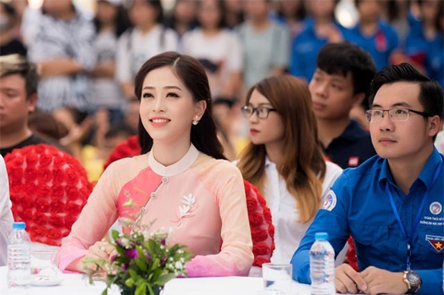 Á hậu Bùi Phương Nga về trường làm giám khảo