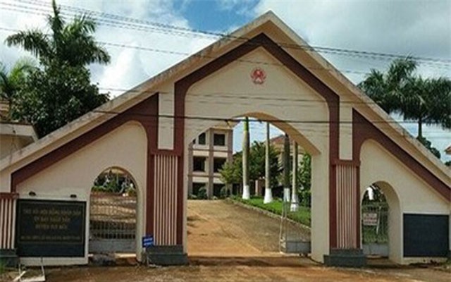 Chủ tịch huyện bị đình chỉ công tác vì cấp đất và bổ nhiệm sai quy định