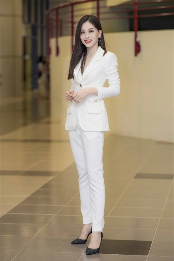 Tối 30/9, Á hậu Phương Nga diện vest cá tính,đảm nhận vai trò giám khảo một cuộc thi tại trường Đại học Kinh tế Quốc dân Hà Nội - nơi cô đang theo học.
