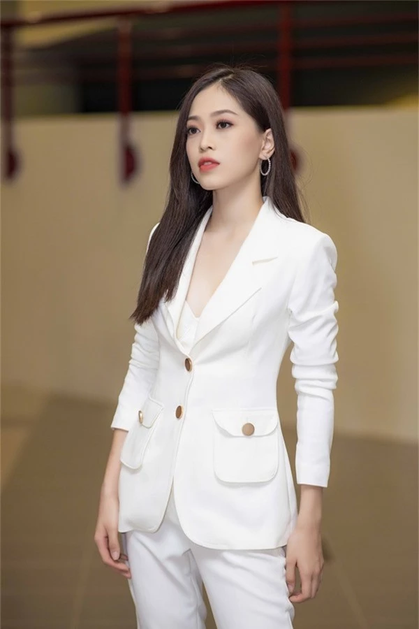Phương Nga là Hoa khôi của trường Đại học trước khi đăng quang Á hậu 1 Hoa hậu Việt Nam 2018. Cô năm nay 20 tuổi, cao 1,72m và được đánh giá cao qua khả năng giao tiếp thông minh, khéo léo.