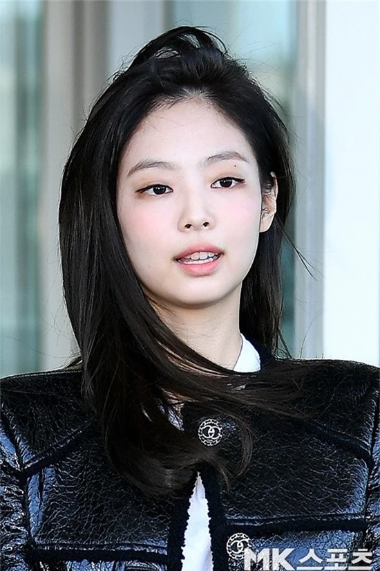 Đẳng cấp như Jennie (Black Pink) ra sân bay: Đơn giản nhưng vẫn đẹp hoàn hảo, sang chảnh như dự sự kiện - Ảnh 10.