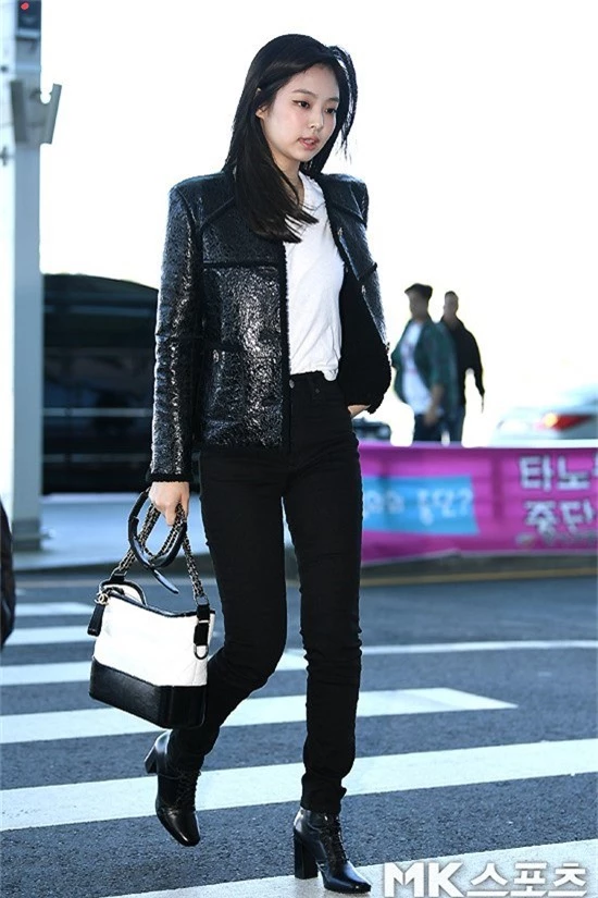 Đẳng cấp như Jennie (Black Pink) ra sân bay: Đơn giản nhưng vẫn đẹp hoàn hảo, sang chảnh như dự sự kiện - Ảnh 2.