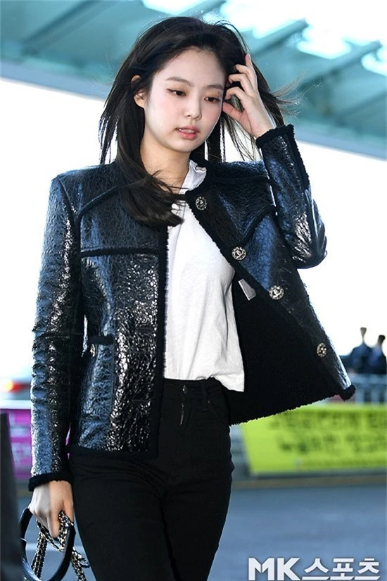 Đẳng cấp như Jennie (Black Pink) ra sân bay: Đơn giản nhưng vẫn đẹp hoàn hảo, sang chảnh như dự sự kiện - Ảnh 9.