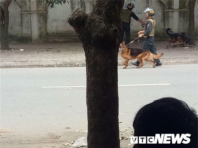 Hang tram canh sat, linh ban tia o Nghe An bao vay ke om luu dan co thu trong nha hinh anh 2