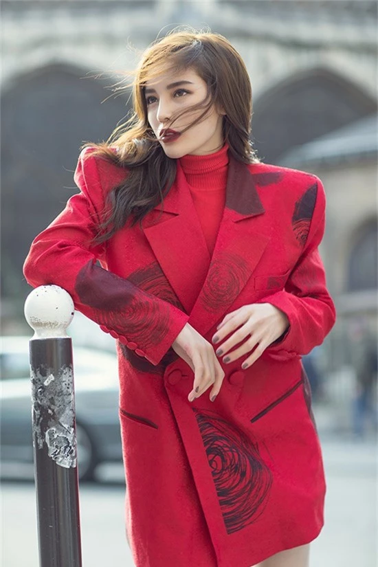Nguyễn Cao Kỳ Duyên đang có mặt ở Paris (Pháp) để tham dự Tuần lễ thời trang Paris Xuân/Hè 2019. Người đẹp cho biết, đây là cơ hội để côkhẳng định phong cách thời trang thời thượng của bản thân.