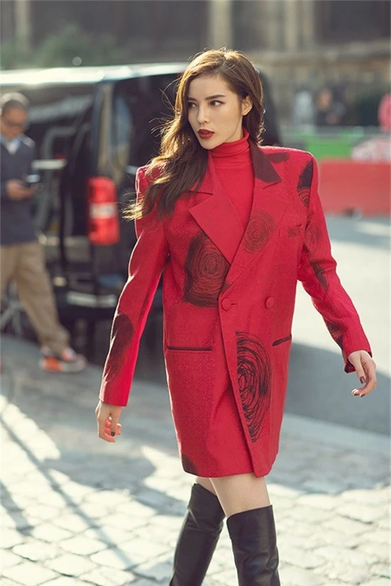 Trước khi tham dự các show diễn, người đẹp quê Nam Định đã có dịp khoe phong cách street stylecủa mình khi dạo phố Paris.