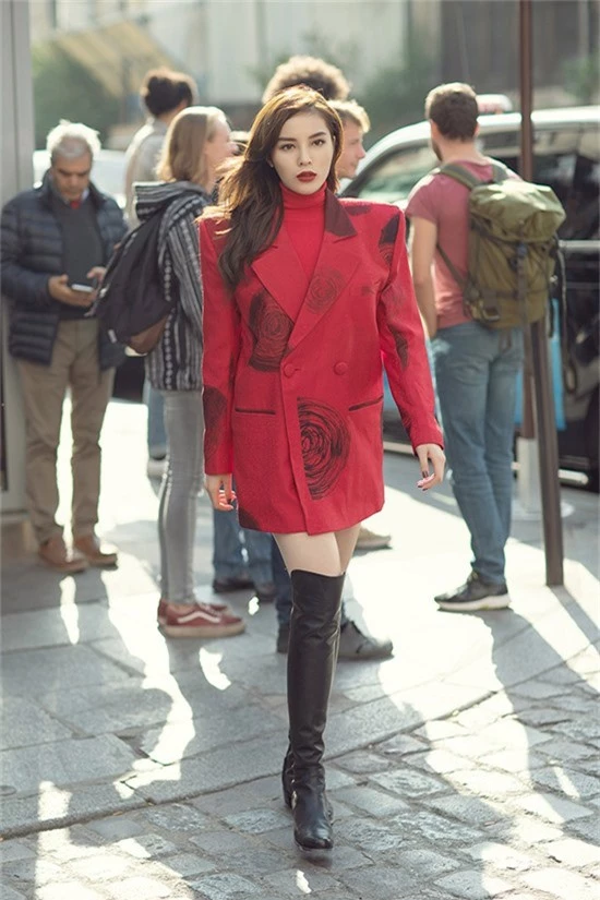 Hoa hậu chọn vest vai ngangmàu đỏ bắt mắt, thuộc bộ sưu tập Domino 68 vừa trình làng vào tháng 8 của hai nhà thiết kế Vũ Ngọc & Son để chưng diện.