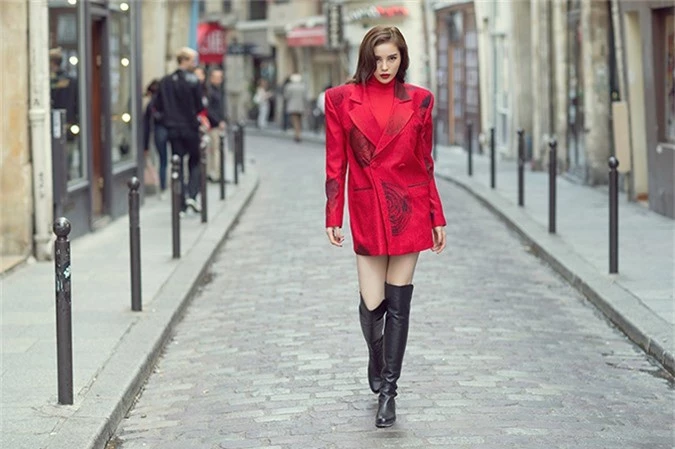 Trang phục tông màu đỏ in hoạ tiết độc đáogiúp Kỳ Duyênnổi bật trên conphố của trung tâm thời trang Paris. Thiết kế có cầu vai độn đặc trưng phong cách của những năm 1970 khiến người mặc trở nên cá tính hơn.