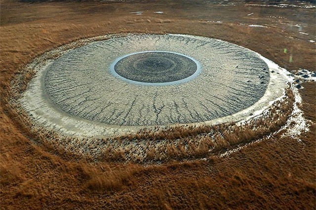 Thiên nhiên kỳ dị: Giải bí ẩn "con mắt" khổng lồ đầy bùn