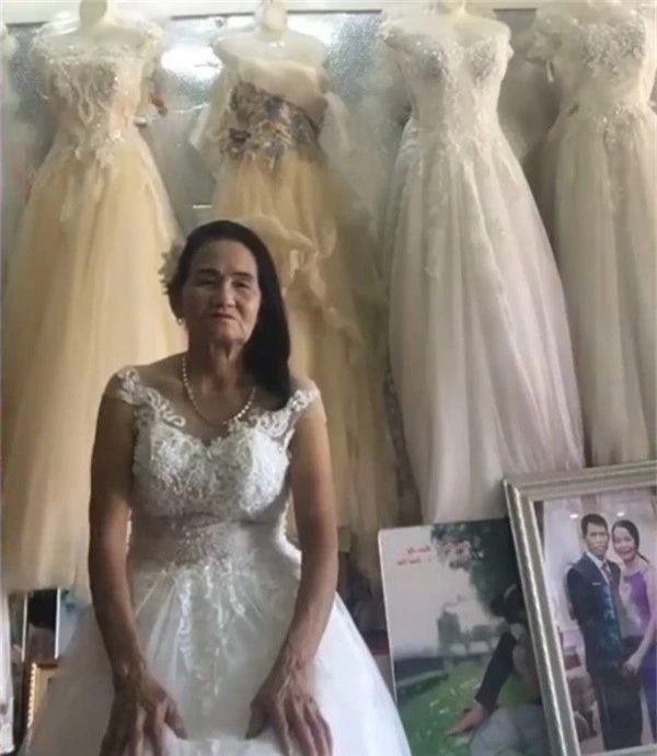 Nghệ An: Cô dâu u70 tuổi thử váy cưới khiến cư dân mạng xôn xao - Ảnh 1.