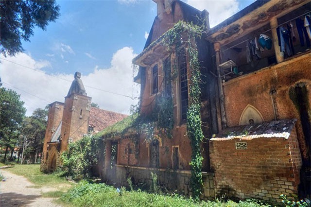 Vẻ ma mị của tu viện bỏ hoang nổi tiếng Đà Lạt