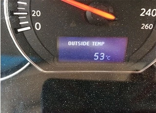 1. Nhiệt độ muốn "chảy cả mỡ" - 48 độ C đến 54 độ C Sự phá hủy tầng Ozone khiến cho nhiệt độ của nhiều nơi vào đến mức báo động, người ta ghi nhận ở Arizona có khi nhiệt độ lên tới 48 độ C hay 54 độ C ở Kuwait. Với thời tiết như vậy thì ngay cả ngồi trong ô tô cũng có thể chín người vì nóng.