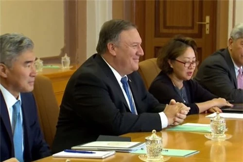 Ngoại trưởng Mỹ Mike Pompeo (thứ hai từ trái sang). (Ảnh: KBS News)