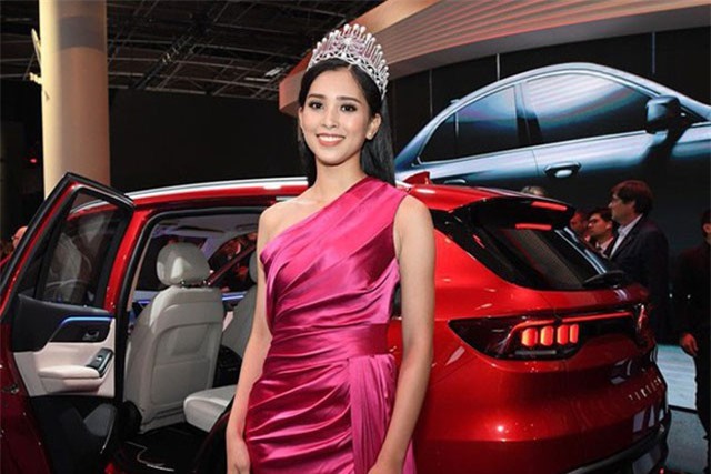 Hoa hậu của Tiểu Vy diện váy dạ hội nổi bật, cực xinh đẹp trong sự kiện ra mắt ô tô VINFAST tại Paris