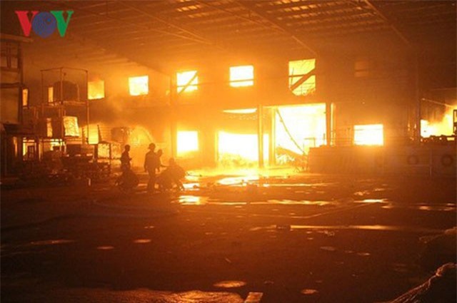 Bình Dương: "Bà hỏa" thiêu rụi công ty gỗ nội thất