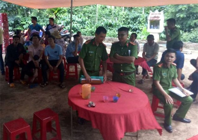 Mẹ tử vong với nhiều vết thương, con trai uống thuốc tự tử