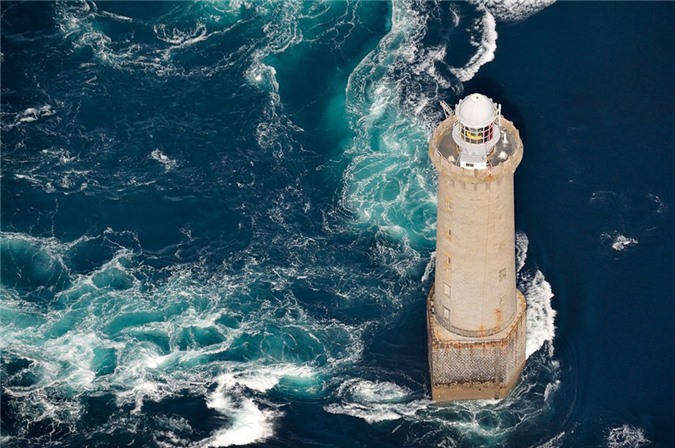 Ngọn hải đăng nổi tiếng nhờ bức ảnh khiến người xem lạnh gáy