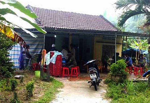 Một phụ nữ chết trong đêm với 2 vết dao đâm trúng ngực