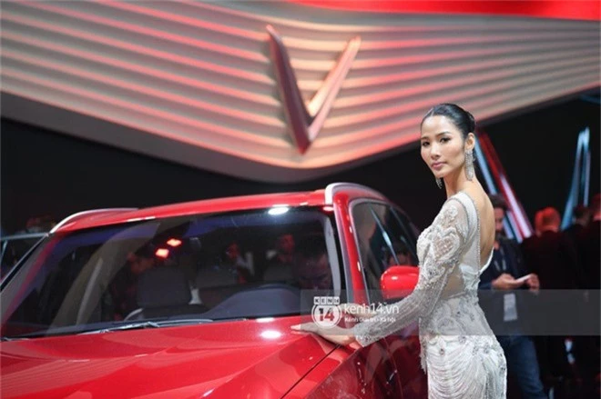 Hoàng Thùy diện váy lộng lẫy, Quang Đại điển trai tại sự kiện ra mắt xe của VINFAST tại Paris Motor Show - Ảnh 18.